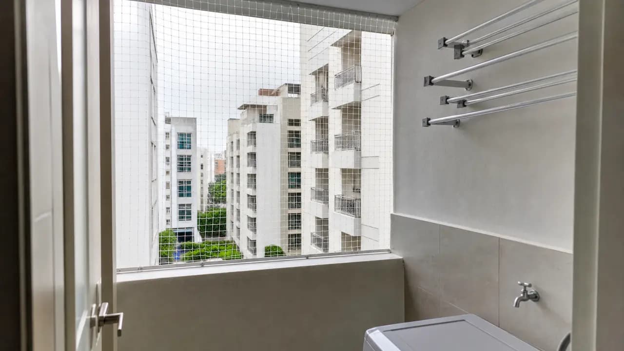 Real balcony net installation in a utility balcony